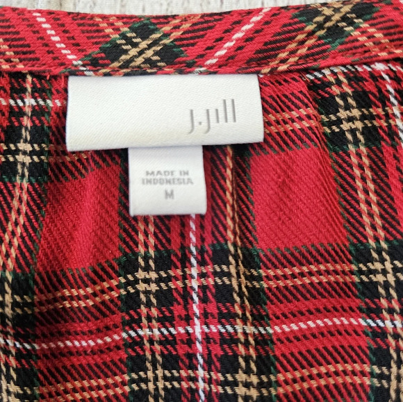 J. Jill Size Medium Red Plaid Holiday V-neck Button Front Blouse Ruffle Hem Rayo - Picture 6 of 9